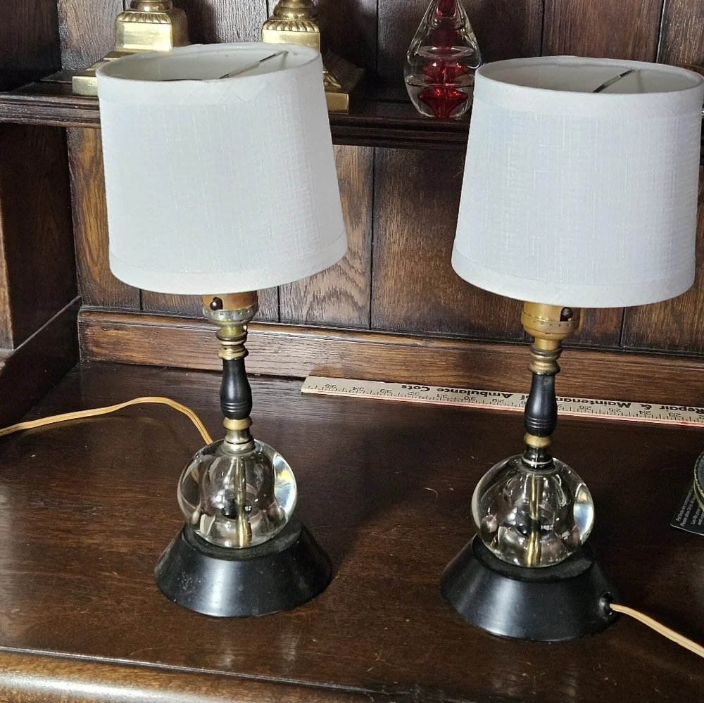Vintage art deco vibe glass spere set of accent lamps.